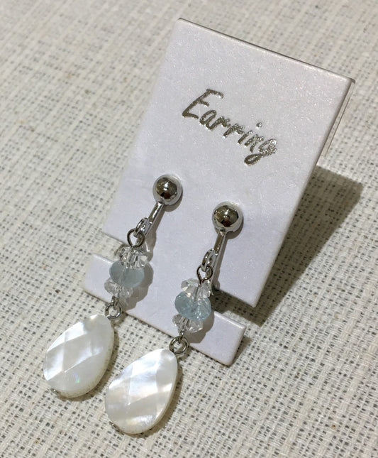 白蝶貝とアクアマリンとクオーツのイヤリング【商品番号202】