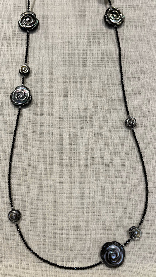 黒蝶貝とブラックスピネルのネックレス【商品番号138】