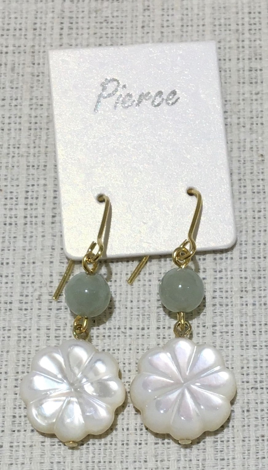 白蝶貝と本翡翠のピアス【商品番号156】