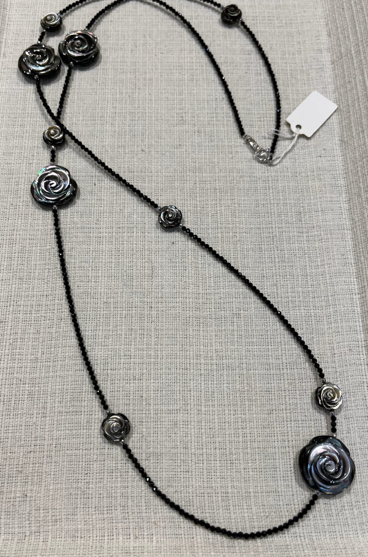 黒蝶貝とブラックスピネルのネックレス【商品番号138】