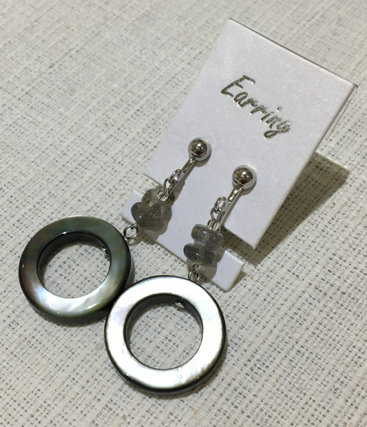 黒蝶貝とラブラドライトのイヤリング【商品番号161】