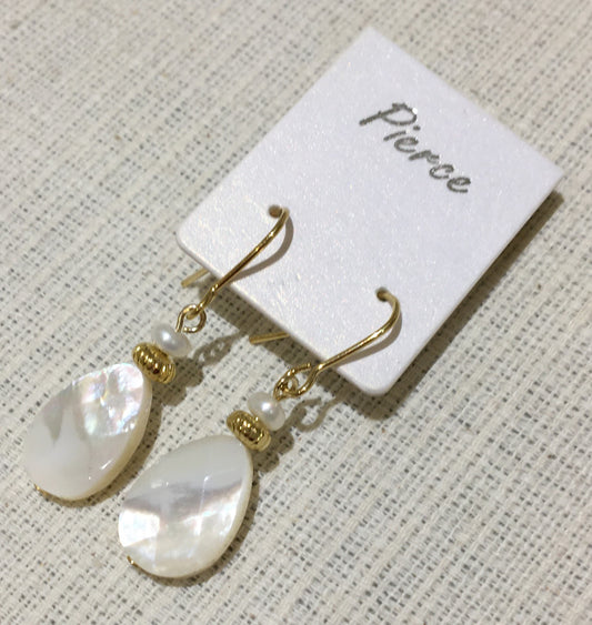 白蝶貝と淡水パールのピアス【商品番号158】