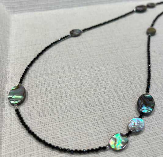 アワビ貝とブラックスピネルのネックレス 84cm【商品番号136】