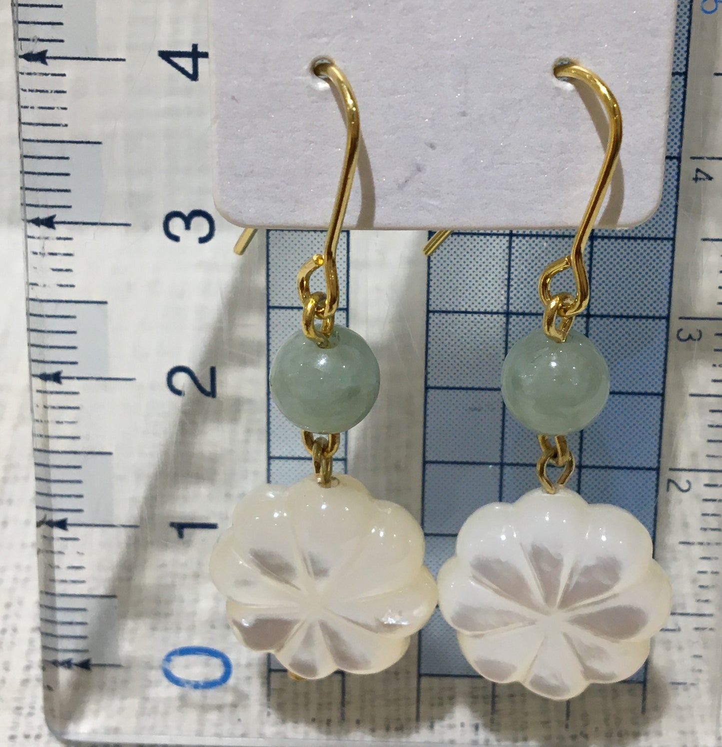 白蝶貝と本翡翠のピアス【商品番号156】
