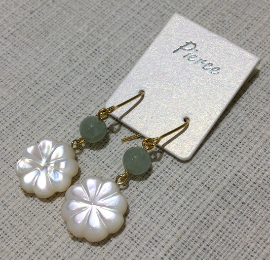 白蝶貝と本翡翠のピアス【商品番号156】